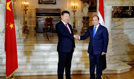 Presiden Mesir Abdel-Fattah el-Sissi (kanan) berjabat tangan dengan Presiden Cina Xi Jinping di Istana Kepresidenan di Kairo, Mesir, Kamis, 21 Januari 2016.