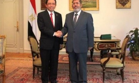 Presiden Mesir, Muhammad Mursi (kanan) menerima delegasi parlemen Indonesia yang dipimpin Ketua DPR, Marzuki Alie, di Istana Kepresidenan Mesir di Kairo, Senin (2/12)