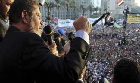  Presiden Mesir terpilih Muhammad Mursi menyampaikan pidato politiknya di depan puluhan ribu pendukungnya yang berkumpul di Tahrir Square, Kairo.   (Reuters)