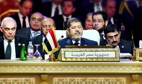 Presiden Muhammad Mursi dan delegasi Mesir  tertidur saat pembukaan KTT Liga Arab di Doha, Qatar, Selasa 926/3)