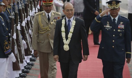  Presiden Myanmar Thein Sein (tengah) disambut dengan upacara militer saat tiba di Bandara Internasional Manila, Filipina, Rabu (4/12). 