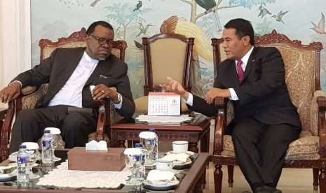 Presiden Namibia, Hage Gottfried Geingob (kiri) bertemu Menteri Pertanian Indonesia, Amran Sulaiman (kanan)