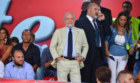 Presiden Napoli Aurelio De Laurentiis (tengah).