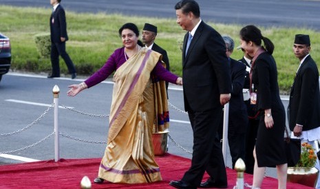 Presiden Nepal Bidhya Devi Bhandari menyambut kedatangan Presiden China Xi Jinping di Tribhuvan International Airport di Kathmandu, Nepal, Sabtu (12/10).