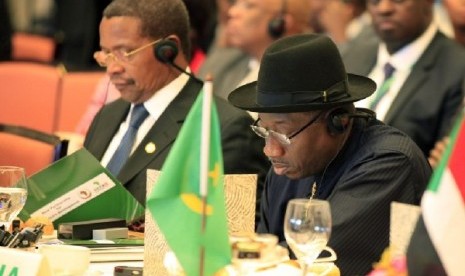 Presiden Nigeria Goodluck Jonathan (kanan) dan Presiden Tanzania Jakaya Mrisho Kikwete nampak berada di antara para tamu yang ikut menghadiri peringatan 50 tahun Uni Afrika di Addis Ababa, Ethiopia (25/5).