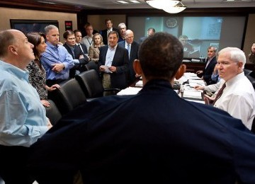 Presiden Obama tengah berbicara kepada anggota Dewan Keamanan Nasional di ruang situasi Gedung Putih. 