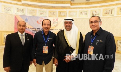 Presiden OCA, Sheikh Ahmed Al Fahad Al Sabah saat berdialog dengan Sekjen Panitia Pelaksana Asian Games 2018, Eris Herryanto dan Deputi I, Games Operation, Harry Warganegara di sela-sela kegiatan OS/OCA Regional Forum di Bishkek, Kirgistan, Rabu (2/5/2018). Inasgoc