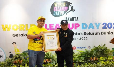 Presiden Original Rekor Indonesia (ORI) Guruh Susanto (kanan) menyerahkan piagam rekor kepada Circular Economy Sr. Specialist PT Chandra Asri Petrochemical Tbk (Chandra Asri), Nicko Setyabudi (kiri) pada acara World Cleanup Day (WCD) 2022 yang diselenggarakan oleh Lions Club dengan tema Pilah Sampah Dari Rumah di Jakarta, Sabtu (17/9). 