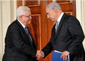 Presiden Otoritas Palestina, Mahmoud Abbas (kiri), bersalaman dengan Perdana Menteri Israel, Benjamin Netanyahu (kanan).