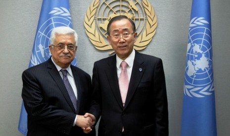 Presiden Palestina Mahmoud Abbas bersama Sekretaris Jenderal PBB Ban ki-Moon di Markas PBB New York