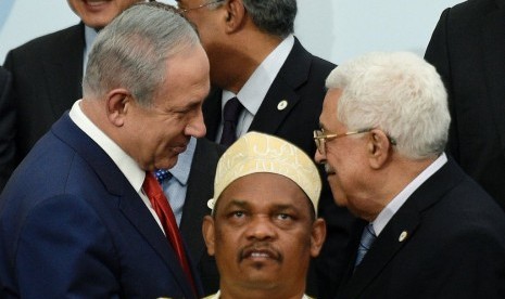 Presiden Palestina Mahmoud Abbas dan Perdana Menteri Israel Benjamin Netanyahu berjabat tangan di sela KTT Perubahan Iklim