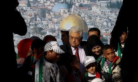 Presiden Palestina Mahmoud Abbas disambut warga setelah memperjuangkan status Palestina menjadi negara non-anggota di PBB