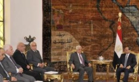 Presiden Palestina, Mahmoud Abbas ketika bertemu Presiden Mesir, Abdel Fatah al-Sisi di Kairo, Mesir. 