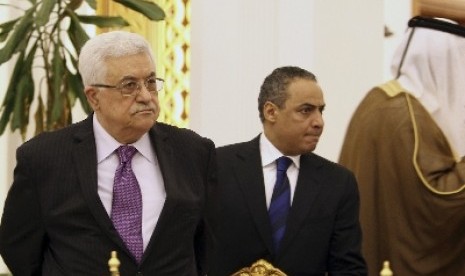 Presiden Palestina Mahmoud Abbas (kiri).