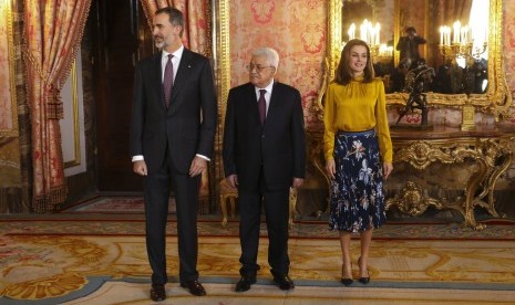 Presiden Palestina Mahmoud Abbas (tengah) berpose bersama Raja Spanyol Felipe VI dan Ratu Letizia di Royal Palace, Madrid, Spanyol, Senin (21/11).