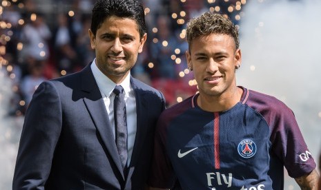 Presiden Paris Saint-Germain Nasser Al-Khelaifi (kiri) dan Neymar Jr.