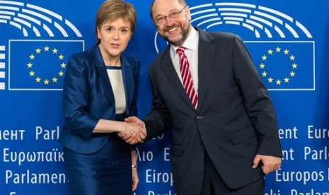 Presiden Parlemen Eropa Martin Schulz (kanan) bersama Menteri Pertama Skotlandia Nicola Sturgeon di Parlemen Eropa di Brussels, Rabu, 29 Juni 2016.