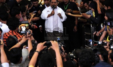 Presiden Partai Keadilan Sejahtera Luthfi Hasan Ishaaq, memberikan keterangan pers di Gedung Komisi Pemberantasan Korupsi (KPK),Jakarta, Kamis (31/1).   (Republika/ Tahta Aidilla)