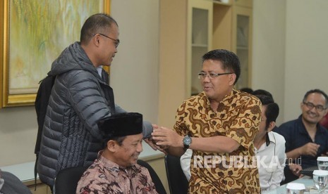 Presiden Partai Keadilan Sejahtera M Sohibul menyalami Pemred Republika Irfan Junaidi saat mengunjungi kantor Redaksi Republika di Jakarta, Kamis (19/12). 