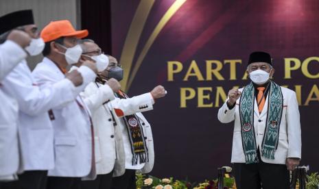 Presiden Partai Keadilan Sejahtera (PKS) Ahmad Syaikhu (kanan) bersama sejumlah pengurus menyanyikan mars partai saat Pendaftaran Partai Politik Calon Peserta Pemilu tahun 2024 di Kantor KPU, Jakarta, Senin (1/8/2022). Pada hari pertama pendaftaran, KPU dijadwalkan akan menerima sembilan partai politik yang akan mendaftarkan diri sebagai calon peserta Pemilu 2024. 