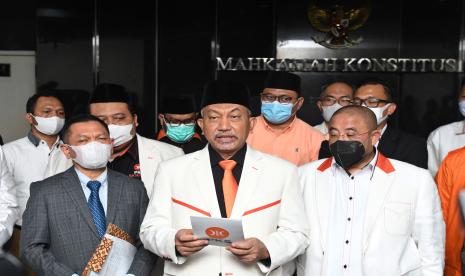 Presiden Partai Keadilan Sejahtera (PKS) Ahmad Syaikhu (tengah) didampingi jajaran petinggi PKS menyampaikan keterangan kepada wartawan usai mendaftarkan permohonan uji materi Pasal 222 Undang-undang Nomor 7 Tahun 2017 tentang Pemilihan Umum (UU Pemilu) di Mahkamah Konstitusi (MK), Jakarta, Rabu (6/7/2022). Menurut Ahmad Syaikhu, permohonan uji materi yang terkait ambang batas pencalonan presiden (