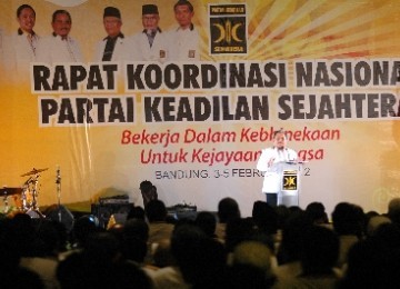 Presiden Partai Keadilan Sejahtera (PKS), Luthfi Hasan Ishaq, menyampaikan pidato politiknya pada pembukaan Rapat Koordinasi Nasional (Rakornas) PKS di Hotel Grand Pasundan, Kota Bandung, Jumat (3/2). 