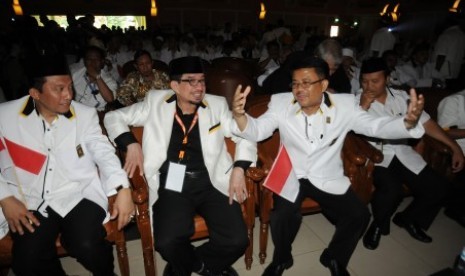 Presiden Partai Keadilan Sejahtera (PKS) Mohamad Sohibul Iman (kedua kanan) berbincang dengan Ketua Majelis Syuro Salim Segaf Al Jufri (kedua kiri), Wakil Ketua Majelis Syuro Hidayat Nur Wahid (kanan), dan anggota Majelis Pertimbangan Partai (MPP) Tifatul 