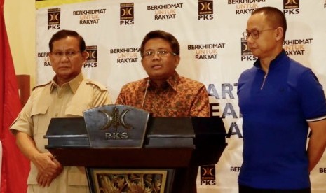 Presiden Partai Keadilan Sejahtera (PKS) Mohamad Sohibul Iman (Tengah).