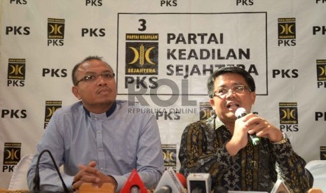 Presiden Partai Keadilan Sejahtera (PKS) Muhammad Sohibul Iman (kanan) bersama Sekjen PKS Taufik Ridho (kiri). 