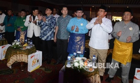 Presiden Partai Keadilan Sejahtera (PKS) Sohibul Iman (kanan) bersama Ketua Umum Partai Gerindra Prabowo Subianto (kedua kanan), Ketua Majelis Syuro PKS Salim Segaf Al-Jufri (ketiga kanan), Ketua Umum Partai Perindo Hary Tanoesoedibjo (tengah), Ketua Umum PAN Zulkifli Hasan (keempat kanan) Wakil Ketua MPR Hidayat Nur Wahid (keempat kiri) dan Ketua Umum Partai Idaman Rhoma Irama (kiri) menghadiri Puncak Acara Milad PKS ke-19 di Jakarta, Ahad (30/4). 