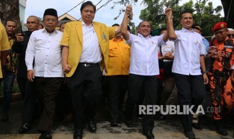 Presiden Partai Keadilan Sejahtera (PKS) Sohibul Iman (kiri) bersama Ketum Umum Partai Golkar Airlangga Hartarto (kedua kiri), Bakal Calon Gubernur Sumatera Utara Edy Rahmayadi (kedua kanan) dan Bakal Calon Wakil Gubernur Musa Rajeckshah (kanan) menghadiri deklarasi bakal Cagub - Cawagub Sumut, di Medan, Sumatera Utara, Ahad (7/1).