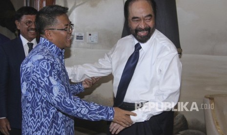 Presiden Partai Keadilan Sejahtera (PKS) Sohibul Iman (kiri) disambut Ketum Partai Nasional Demokrat (Nasdem) Surya Paloh (Kanan) saat pertemuan di DPP Nasdem, Jakarta, Rabu (29/1/2020).