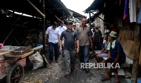 Presiden Partai Keadilan Sejahtera (PKS) Sohibul Iman mengunjungi kampung nelayan Blok Empang, Muara Angke, Jakarta Utara, Sabtu (23/4).Republika/Yasin Habibi