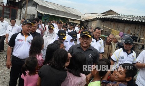 Presiden Partai Keadilan Sejahtera (PKS) Sohibul Iman mengunjungi kampung nelayan Blok Empang, Muara Angke, Jakarta Utara, Sabtu (23/4).Republika/Yasin Habibi