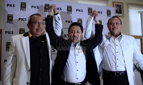    Presiden PKS yang baru Anis Matta (tengah) bersama Bendahara Umum PKS Mahfud Abdurrahman (kiri), dan Sekjen PKS Taufiq Ridho usai konferensi pers di Kantor DPP PKS, Jakarta, Jumat (1/2).(Republika/Yasin Habibi)