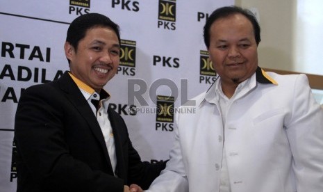  Presiden Partai Keadilan Sejahtera (PKS) yang  baru terpilih Anis Matta berjabat tangan dengan Anggota Dewan Syuro PKS Hidayat Nurwahid saat konferensi pers di Kantor DPP PKS, Jakarta, Jumat (1/2).   (Republika/Yasin Habibi)