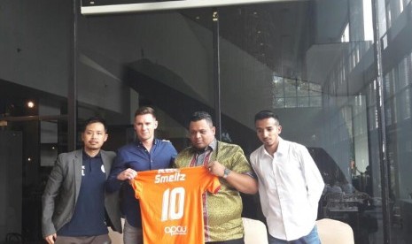 Presiden PBFC Nabil Husein (kedua dari kanan) Perkenalkan Shane Smeltz sebagai Marquee Player.