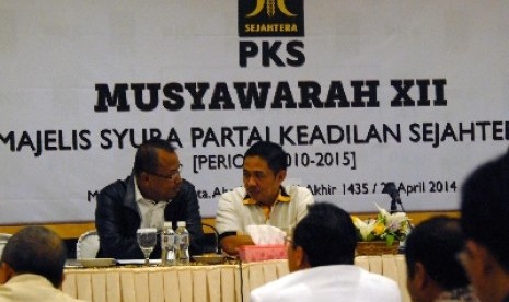 Presiden PKS Anis Matta (kanan).