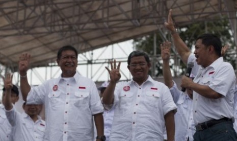 Presiden PKS, Anis Matta (kanan) bersama Calon Gubernur Jawa Barat 2013-2018, Ahmad Heryawan (tengah) dan Calon Wakil Gubernur, Deddy Mizwar (kiri) mengikuti kampanye akbar di Lapangan Gasibu, Bandung, Jawa Barat, Rabu (20/2). 