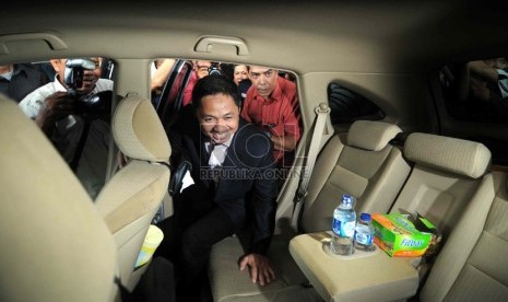  Presiden PKS Anis Matta keluar dari gedung KPK usai menjalani pemeriksaan, Jakarta, Senin (13/5).   (Republika/Wihdan Hidayat)