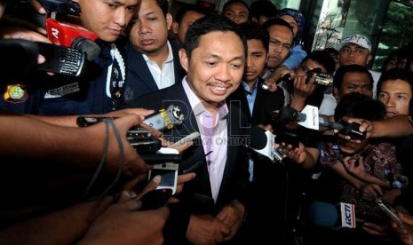  Presiden PKS Anis Matta keluar dari gedung KPK usai menjalani pemeriksaan, Jakarta, Senin (13/5).   (Republika/Wihdan Hidayat)