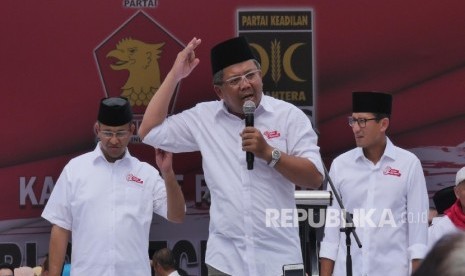 Presiden PKS Mohamad Sohibul Iman bersama pasangan Cagub DKI Anies-Sandi.