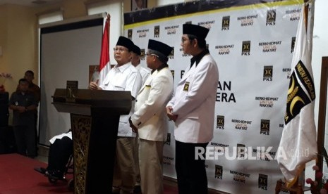 Presiden PKS Sohibul Iman dan Ketua Umum Partai Gerindra saat mengumumkan lima pasangan calon gubernur dan wakil gubernur yang didukung dalam Pilkada 2018 mendatang di Kantor DPP PKS, Jakarta Selatan pada Rabu (27/12).