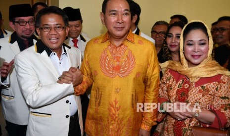 Presiden PKS Sohibul Iman (kedua kiri) didampingi Ketua Majelis Syuro Salim Segaf Al-Jufri (kiri) berjabat tangan dengan Ketua Umum Partai Berkarya Hutomo Mandala Putra alias Tommy Soeharto (kedua kanan) didampingi Ketua Dewan Pertimbangan Partai Berkarya Siti Hediati Hariyadi alias Titiek Soeharto (kanan) saat berkunjung di kantor DPP PKS, Jakarta Selatan, Selasa (19/11/2019). 