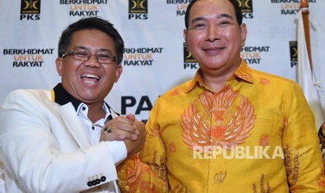 Presiden PKS Sohibul Iman (kiri) berjabat tangan dengan Ketua Umum Partai Berkarya Hutomo Mandala Putra alias Tommy Soeharto seusai konferensi pers di kantor DPP PKS, Jakarta Selatan, Selasa (19/11/2019). 