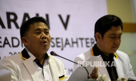 Presiden PKS Sohibul Iman (kiri) menyapaikan pendapatnya didampingi Sekjen PKS Mustafa Kamal (kanan) dalam konferensi pers di DPP PKS, Jakarta, Ahad (5/3). 