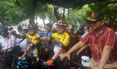 Presiden PKS Sohibul Iman menjemput Ketua Umum Partai Gerindra Prabowo Subianto di kantor DPP Gerindra, Jakarta Selatan, Sabtu (21/4) untuk turut bersepeda memeriahkan Road Bike PKS Tour de Jakarta 2018.