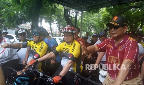 Presiden PKS Sohibul Iman menjemput Ketua Umum Partai Gerindra Prabowo Subianto di kantor DPP Gerindra, Jakarta Selatan, Sabtu (21/4) untuk turut bersepeda memeriahkan Road Bike PKS Tour de Jakarta 2018.