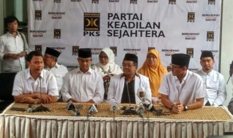 Presiden PKS Sohibul Iman menyampaikan hasil exit poll yang dilakukan Tim Pemenangan Anies-Sandi