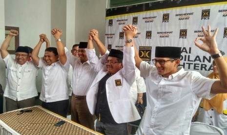 Presiden PKS Sohibul Iman menyampaikan hasil exit poll yang dilakukan Tim Pemenangan Anies-Sandi, Rabu (15/2). Hasilnya, Anies-Sandi unggul dengan 39,84 persen.